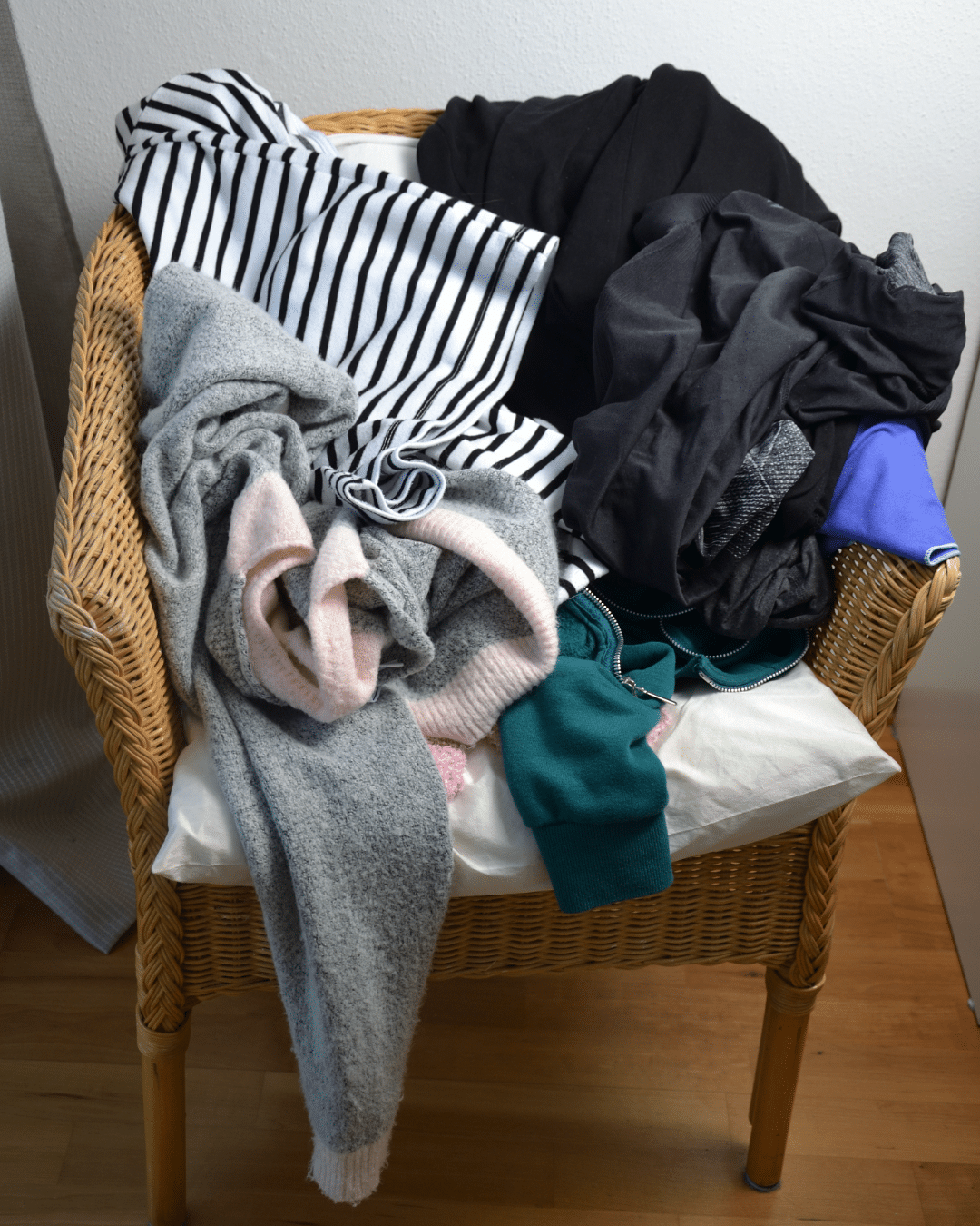 Kleiderstuhl ad: 7 ordentliche und stylishe Alternativen fr die  Aufbewahrung getragener Kleidung - OrdnungsWeise